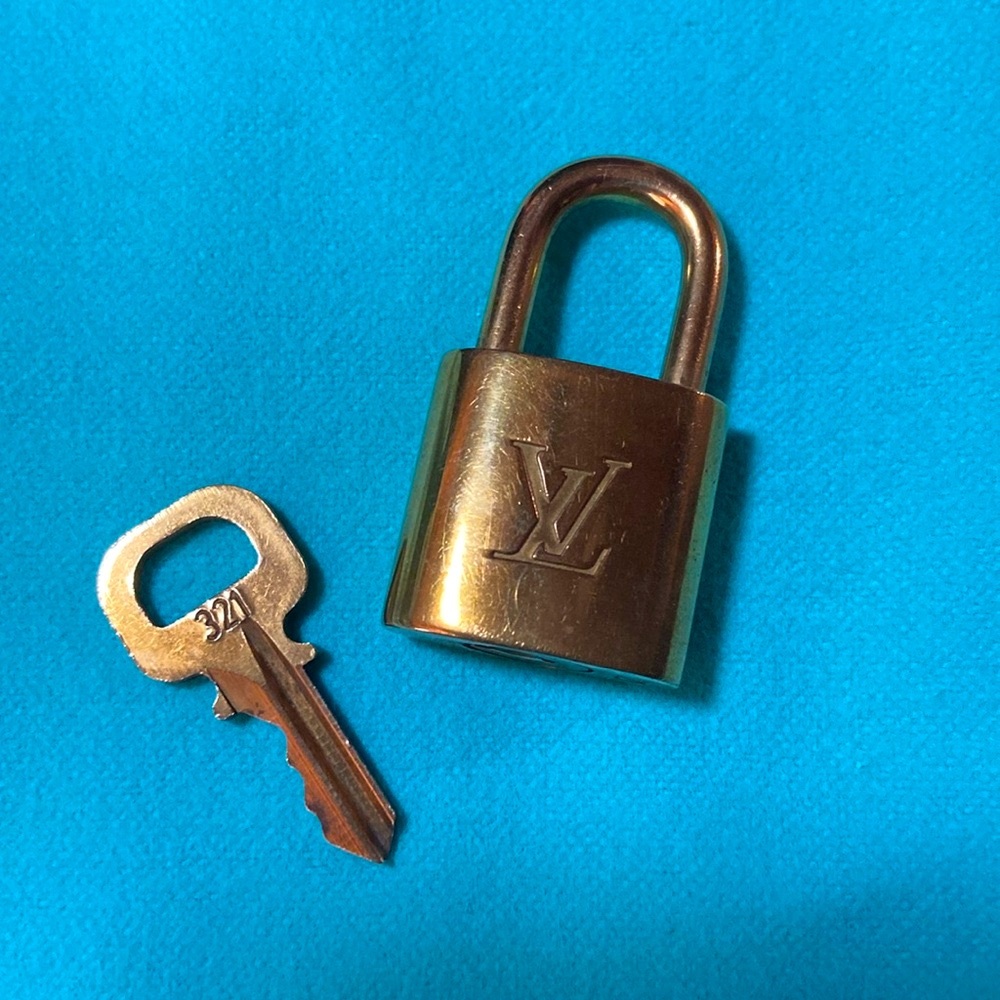Louis Vuitton #321 Lock & key